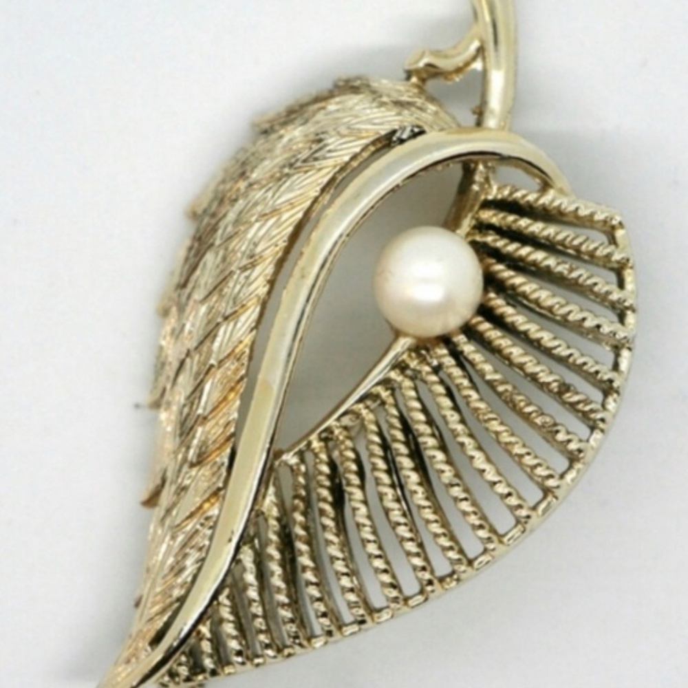 Coro Vintage Pearl Brooch